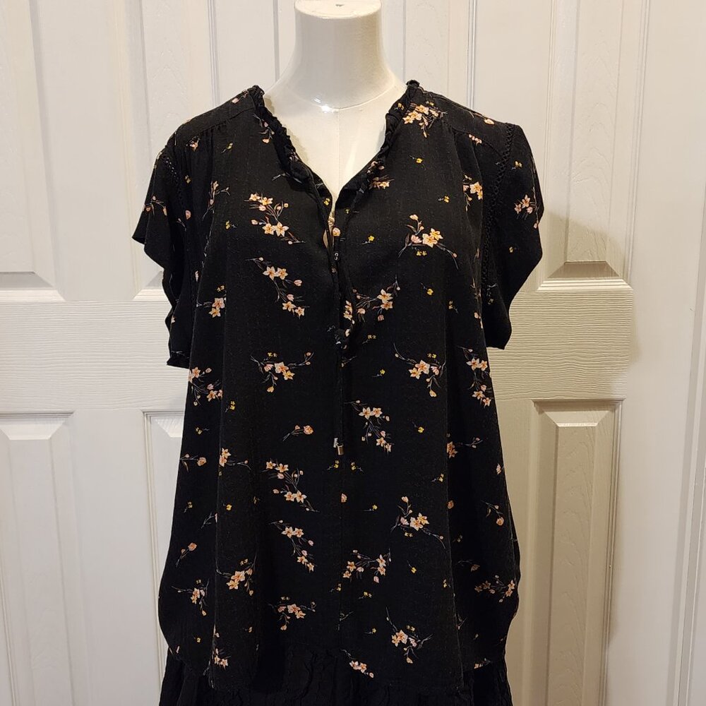 Buffalo David Bitton summery top w-lace detail on the sleeve & keyhole tie neck